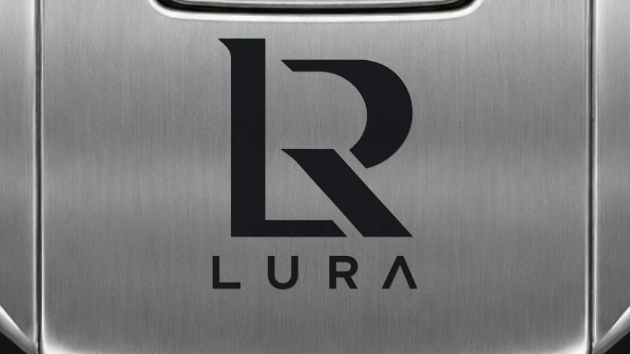 银色宽面针扣的黑色 LURA 雕刻